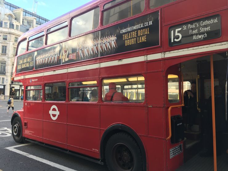 Even the inhabitatnts of London prefer sitting on top in front in the double-decker bus, which really provides a great overview. An "Oystercard" has to be charged at a machine or in a little store first, to be demonetized, when entering the bus.