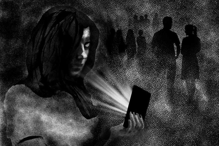 gemälde frau mit telefon in der hand und personen im hintergrund schwarz
