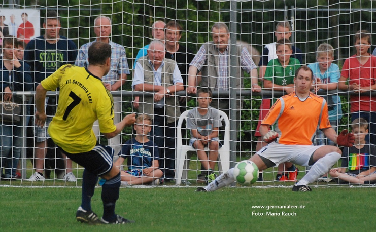 Die Entscheidung im Elfmeterschießen 2013: Germanias Andreas Bitter verschießt gegen Firrel-Keeper Hartmann.