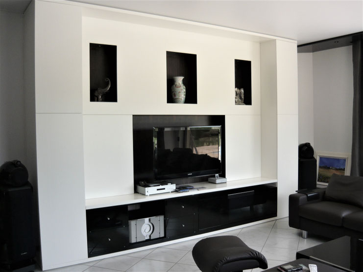 agencement TV audio comptemporain de salon en laque blanche anthonee