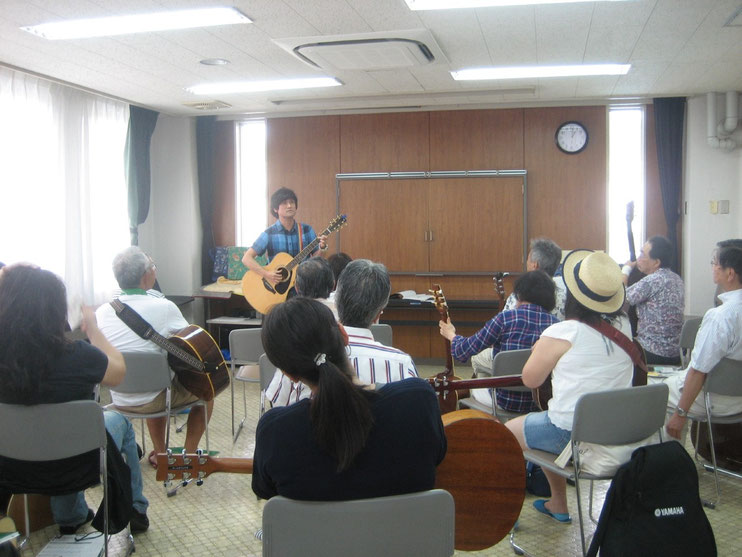 公民館での市民講座。たくさんの受講生。