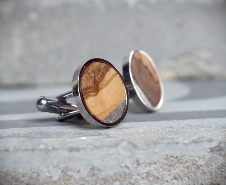 Handarbeit trifft Design – exklusive Holz-Manschettenknöpfe, veredelt mit Blattgold.