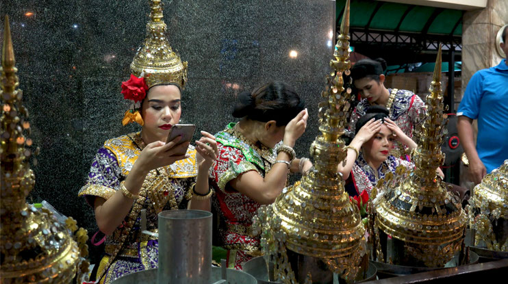 A meeting of tradition and modernity during a break
