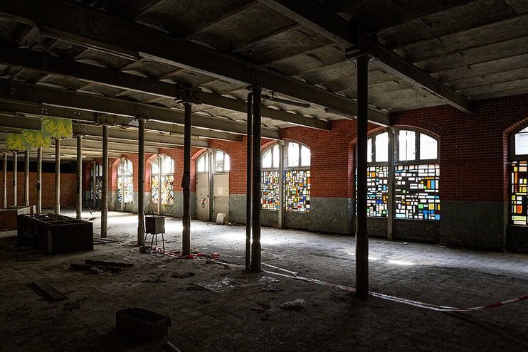 Fenster aus Glasbausteinen, Abandoned Place / Urbex alte Glasfabrik, NIKON Z7 mit 24mm PC-E, Foto: Dr. Klaus Schörner