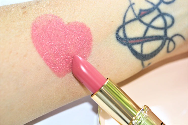 Die Farbe 804 -Liebe- ist auf den Lippen noch etwas heller.