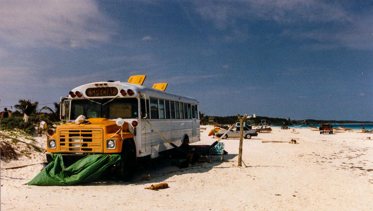 Nach langem Suchen fanden wir diesen alten Schulbus am Strand, der richtigen Bohnenkaffee und Apfelkuchen auf der Kuchenkarte bereithielt.