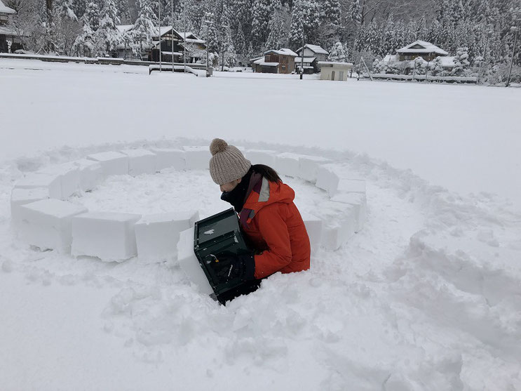 固まった雪ブロックをコンテナから出して（けっこう重たい・・・）