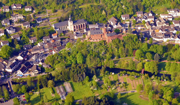 Luftaufnahme von Heimbach mit Salvator-Kirche und Burg (zum Vergrößern auf Bild klicken)