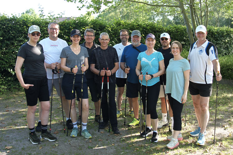 Einige Teilnehmer/innen an der wöchentlichen Walking-Gruppe (Treffpunkt und Start: immer mittwochs ab 18 Uhr am Sportheim)