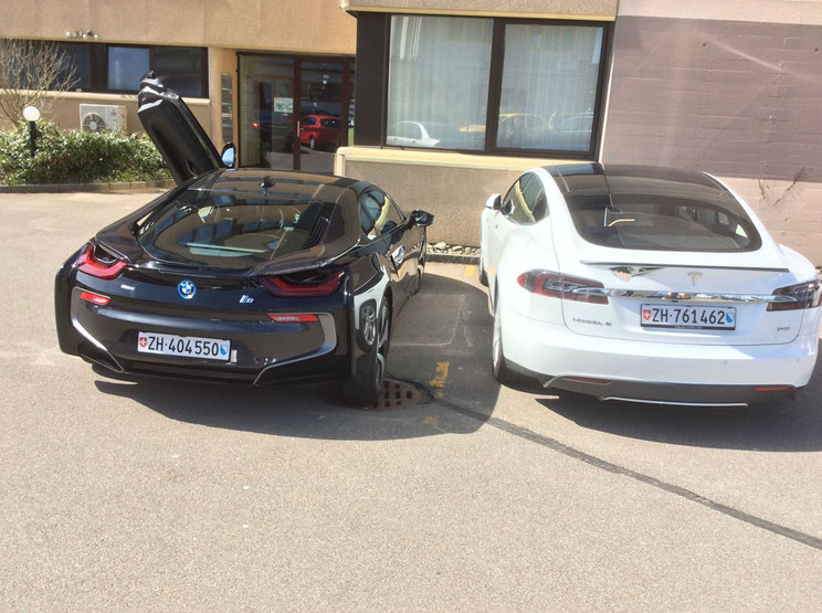 Wer macht wohl das Rennen? Tesla Model S vs. BMW i8