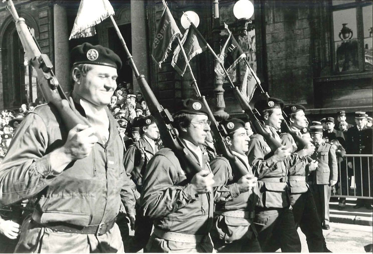 Fanions de compagnies en tête, 1er rang de g. à d. : ADJ Mattevi, LTN Vaucanson, ADC Pilossian, ADJ Jay, X
