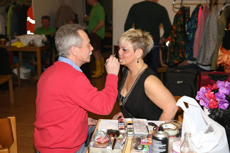 Friseur Heinz Embacher beim Schminken der Gemeindemaus Andrea Ebenberger