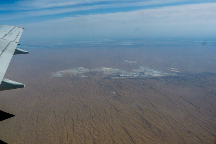 Im dunstigen Hintergrund fließt der Amu Darya in Richtung Aral See.