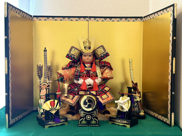 ひなたピアノ教室に飾られた五月人形一式。武者人形を中心に伝統的な飾りが並んでいます。