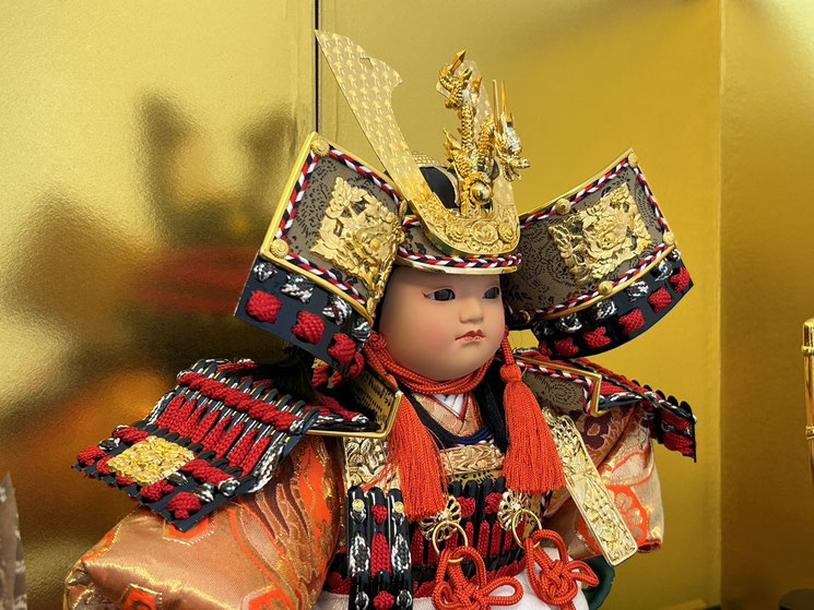 金色の兜をかぶった五月人形。ひなたピアノ教室の季節の飾りです。