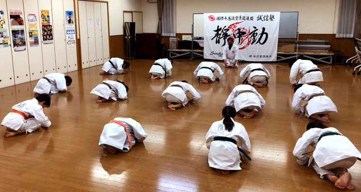 画像をクリックして 空手の効能のページへ!!