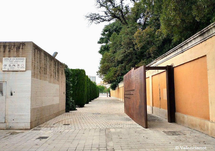 Entrada al Jardín de las Hespérides de València por la calle de Quart.