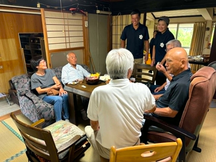 初回の「ご近所さんデー」の様子。地元の永野原地区の方々が多く参加された。