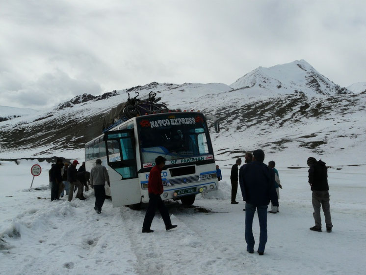 Passage du Khunjerab pass, la frontiere sino-pakistanaise a 4700m. (enfin tentative de passage... mais on y arrivera finalement!)