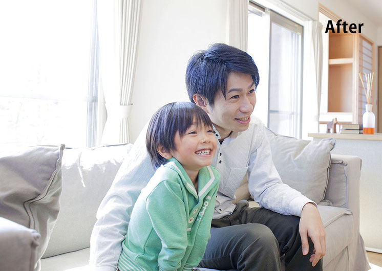 ソファで楽しそうに一緒にテレビを見る父と息子