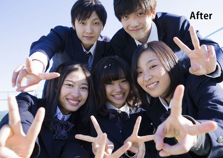 学校で友だちに囲まれて楽しそうな少年