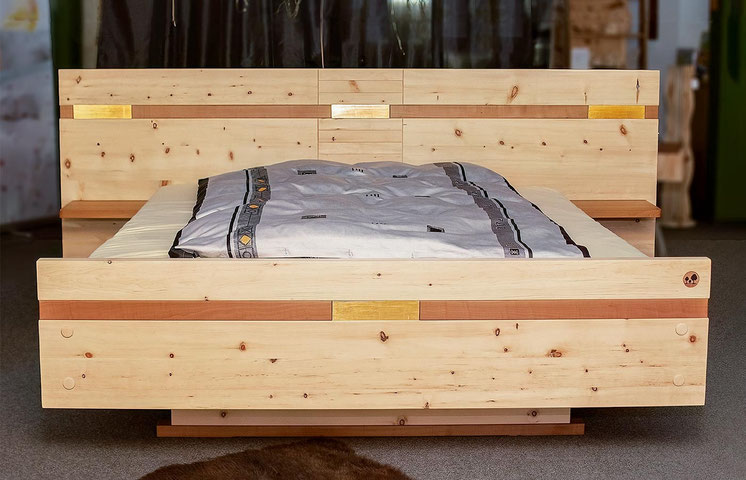 Zirbenbett "Blattgold" mit Einlagen aus echtem Blattgold