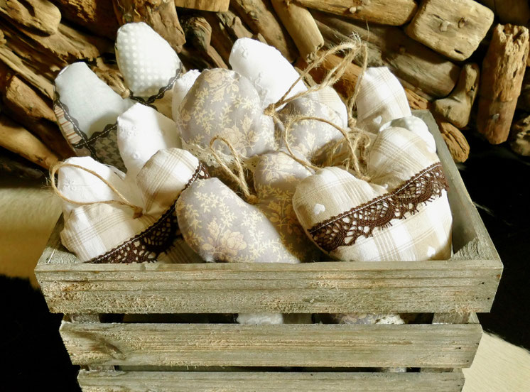 Stoffherzen mit Spitze handgemacht im Landhaus Stil
