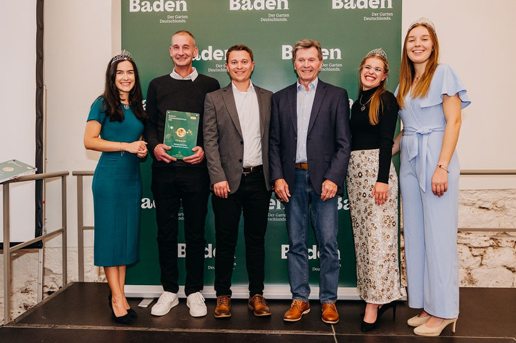 v.l. Laura Münscher (Bad. Weinprinzessin) Harald Hahn, Michael Rohrer, Josef Rohrer, Hannah Spraul (Bad. Weinprinzessin), Tina Glur (Bad. Weinkönigin)