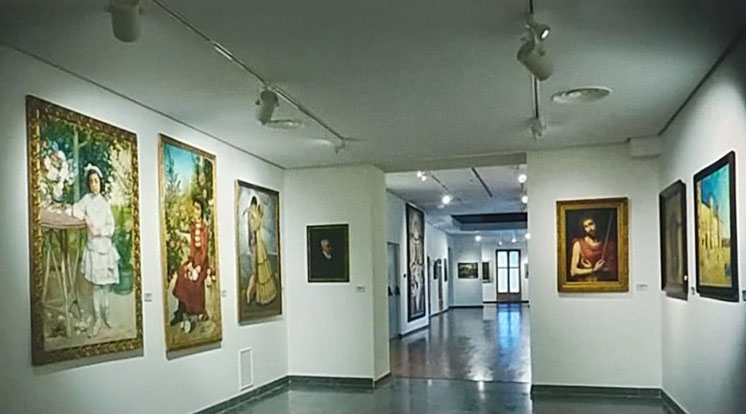 Játiva cuenta con una variada oferta museística que permite recorrer su historia desde el Paleolítico hasta la actualidad. Los dos museos principales, el Museu de l'Almodí y el Museu de Belles Arts, se pueden visitar con una entrada conjunta. 
