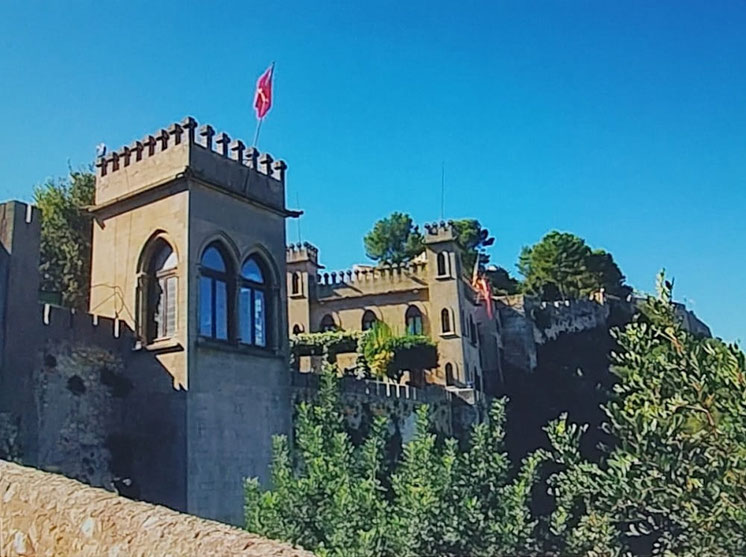Castell Menor: La parte más antigua, de origen ibérico y romano, situada a la izquierda. Castell Major: La fortaleza principal (derecha), de origen medieval, con celdas que sirvieron de prisión de estado para la Corona de Aragón.