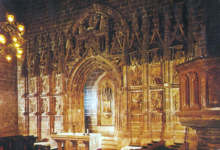 La Capilla del Santo Cáliz, situada en el ábside de la catedral, es quizás la más famosa, pues alberga el Santo Cáliz.