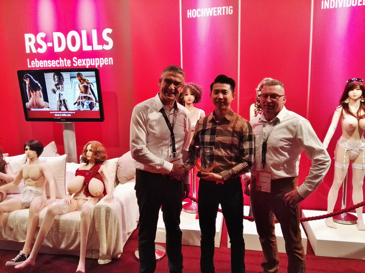 Hohe Auszeichnung für die RS-Dolls Gründer Manfred Scholand und Ralf Reder vom wohl größten Hersteller der Welt "WMDOLL"