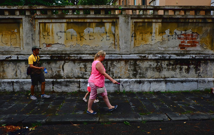 Mathieu Guillochon photographe, street Photo, photographie, Pise, Toscane, Italie, jaune, rose, couleurs, rue, trottoir, vieux mur, décrépi, graffiti, touristes, été.