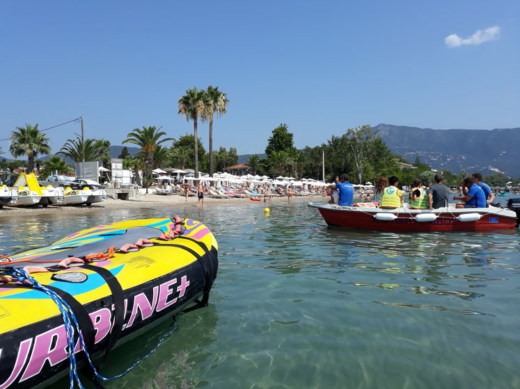 Griechenland Urlaub auf Corfu am schönen Sandstrand der Dassia Beach, ideal für einen Tagesausflug zum Beach Club mit Wassersport