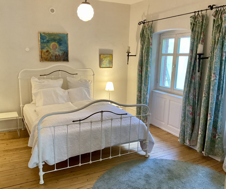 Schlafzimmer 1 Ferienwohnung im Kunsthaus
