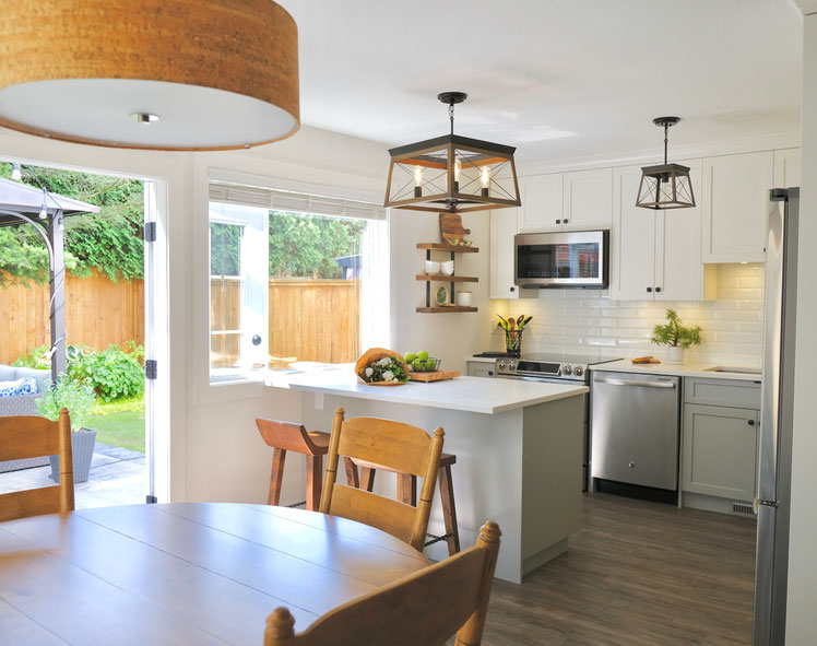 Kitchen with dining table