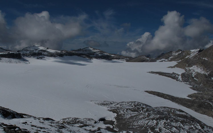 Glacier de la Plaine Morte. Pointe de la Plaine Morte en Pointe de Vatseret iets links van midden van het beeld. © Senn-Erismann Bernhard