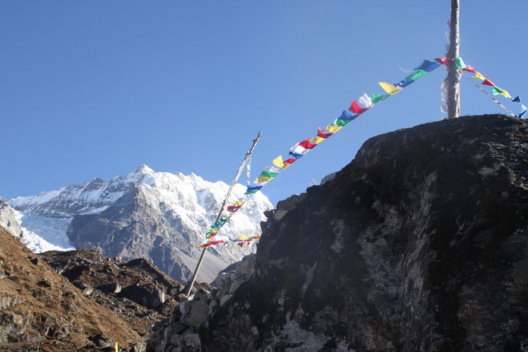                                         Gebedsvlaggetjes gesponserd door de scholen. Meegenomen naar de toppen van de Himalaya.