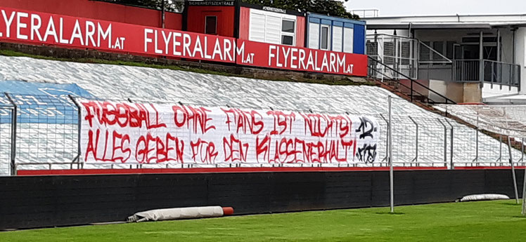 Auch wenn die Fans nicht im Stadion waren unterstützten sie die Mannschaft mit einem Transparent