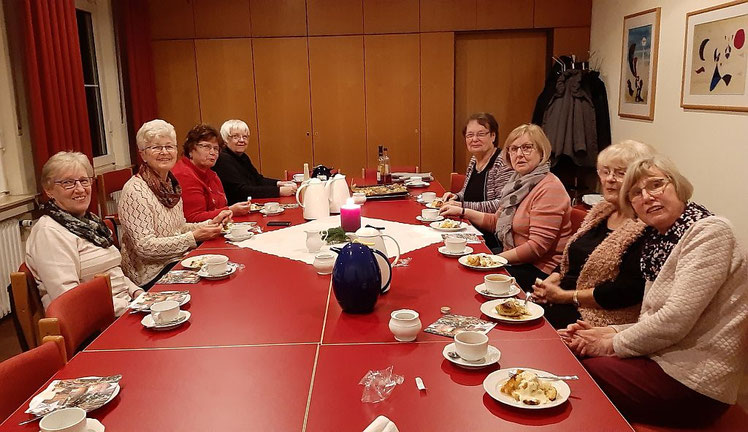 Gesellige Runde beim Bratapfelessen (Foto: M. Heidemann)