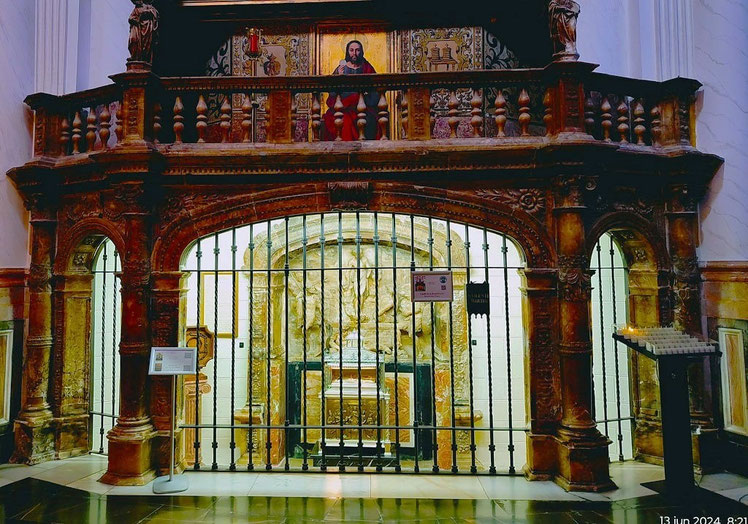 En la Capilla de la Resurrección de la Catedral de Valencia se encuentra el brazo incorrupto de San Vicente Mártir, además de la cadena y la argolla.