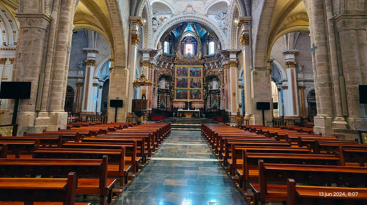 La Catedral del Santo Cáliz de arquitectura gótica y algo  románico de la Ciudad de Valencia 