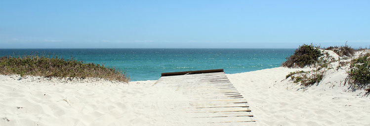 Sandstrand mit Meer zeigt die Freiheit durch Channeling
