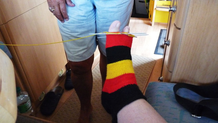 Unser Beitrag zu Frauen WM-Fußball: gestrickte WM-Socken