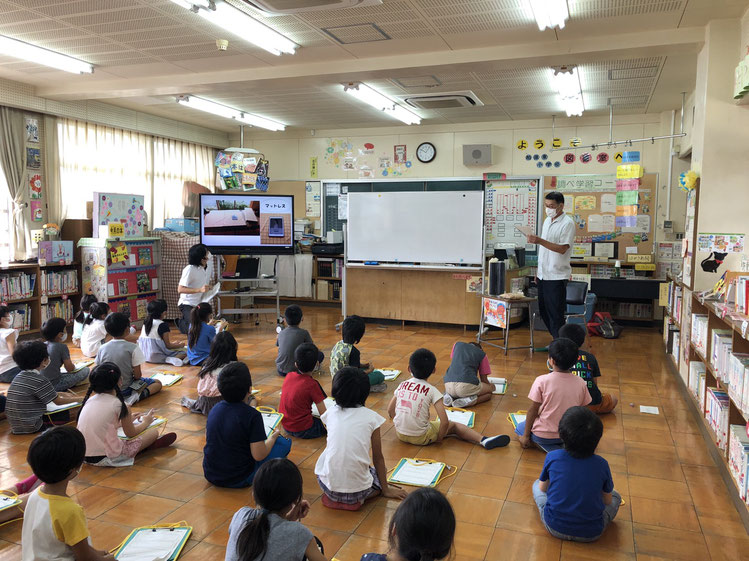 仕事とは･･･子ども達に話をする店主