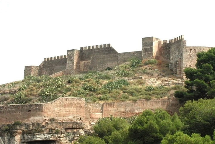El Castillo de Sagunto es una imponente fortaleza de casi un kilómetro de longitud situada en la cima de un cerro de la Sierra Calderona, dominando la ciudad y el mar Mediterráneo.