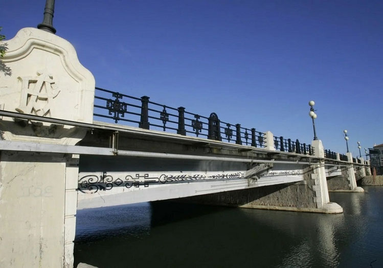 Puente de las Atarazanas o de Astilleros. Se encuentra ubicado entre el puerto, los astilleros y la Comandancia de Marina. Está construido en hormigón armado y piedra artificial.