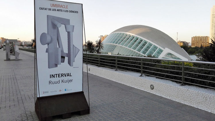Exposición interval: Remite principalmente a la muestra escultórica del artista holandés Ruud Kuijer realizada en la Ciudad de las Artes y las Ciencias de Valencia, la cual destacó por integrar obras contemporáneas en espacios públicos exteriores.