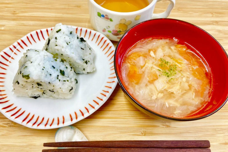 わかめおにぎり　トマトスープ