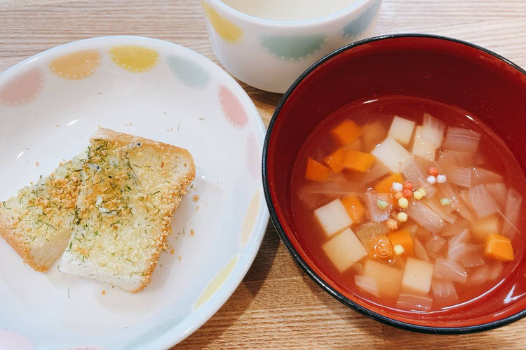 わかめおにぎり　トマトスープ